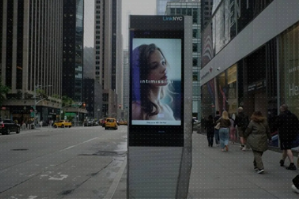 Intimissimi campaign on a LinkNYC digital screen in New York