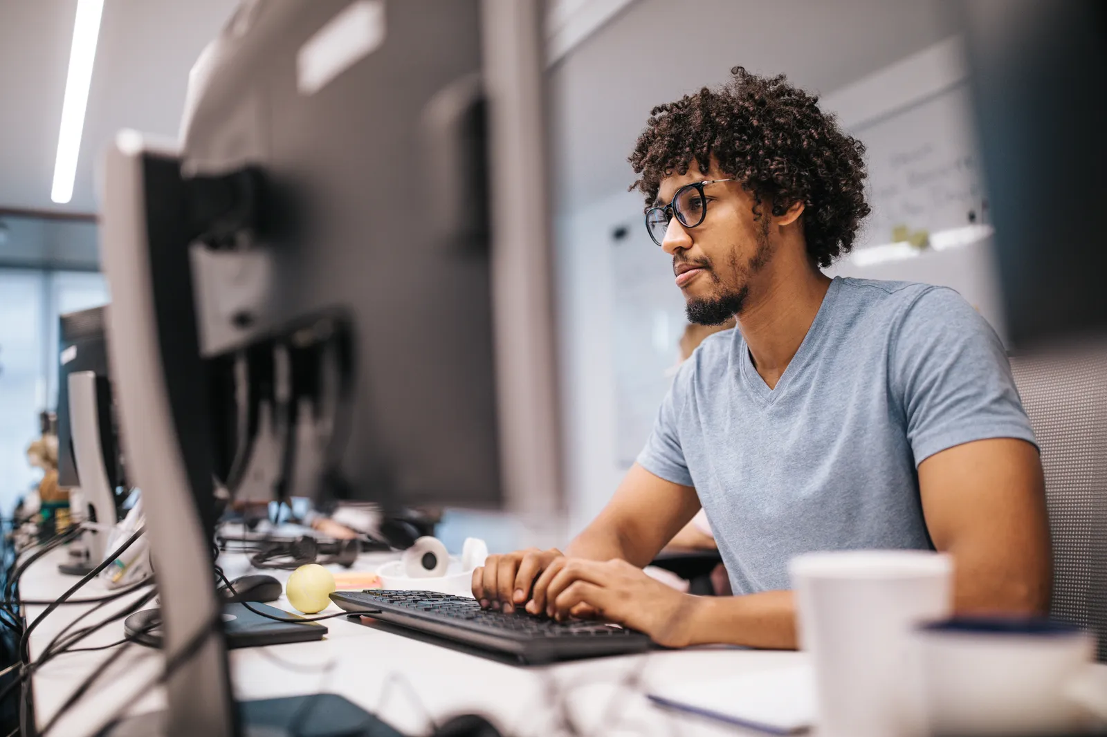 Support specialist at a workstation — NEODIX e-commerce back office