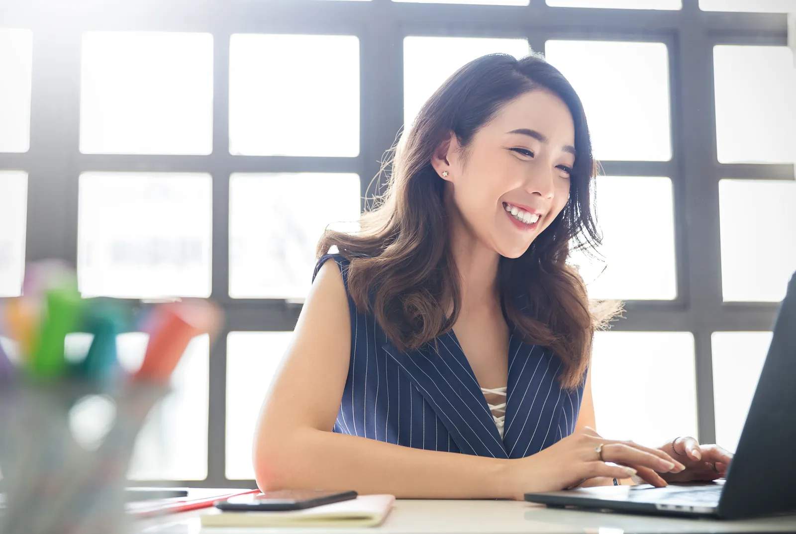 Virtual assistant working at a laptop — NEODIX global staffing